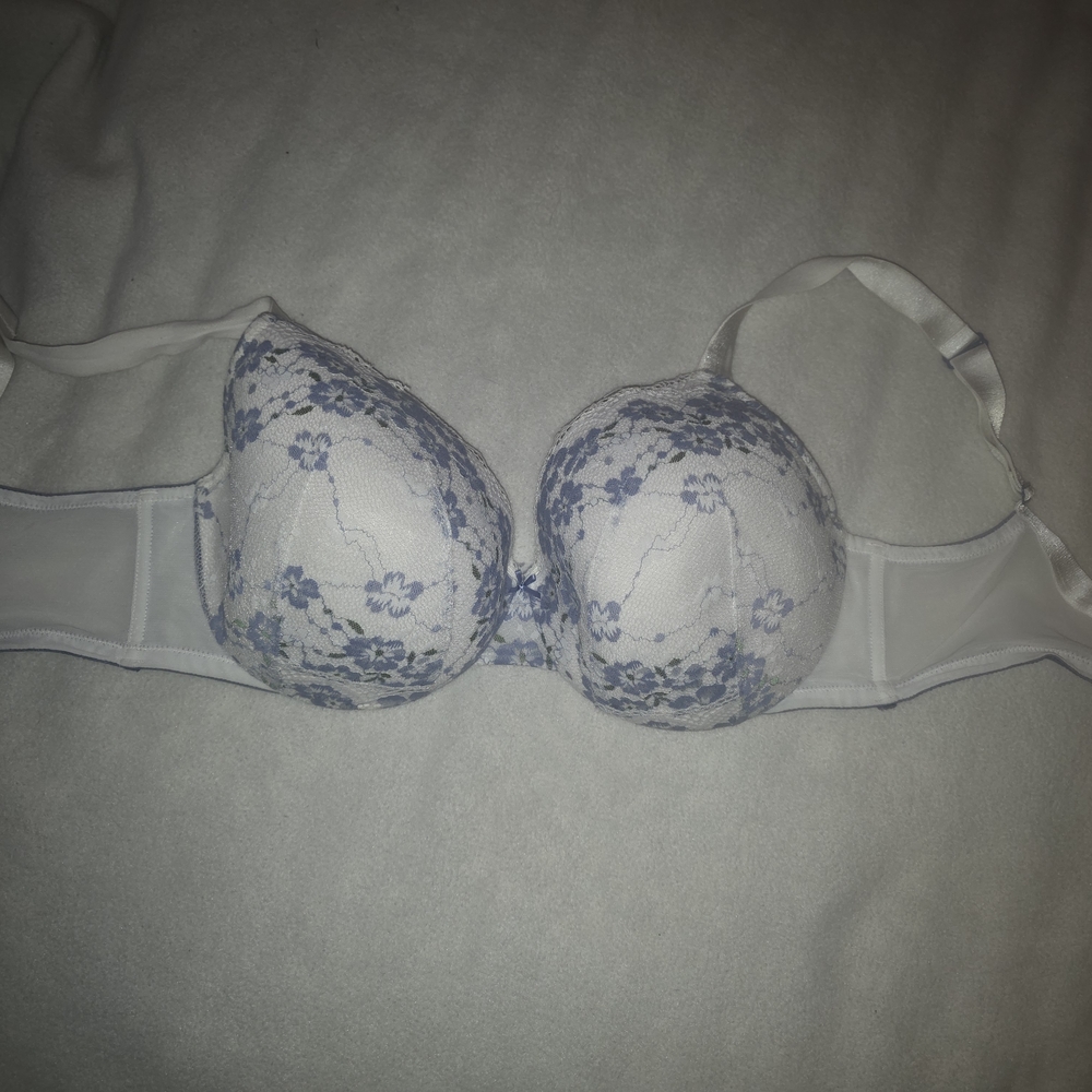 Cacique White Bra with Light Blue Floral Lace 38DDD (NEW WITHOUT THE TAGS)